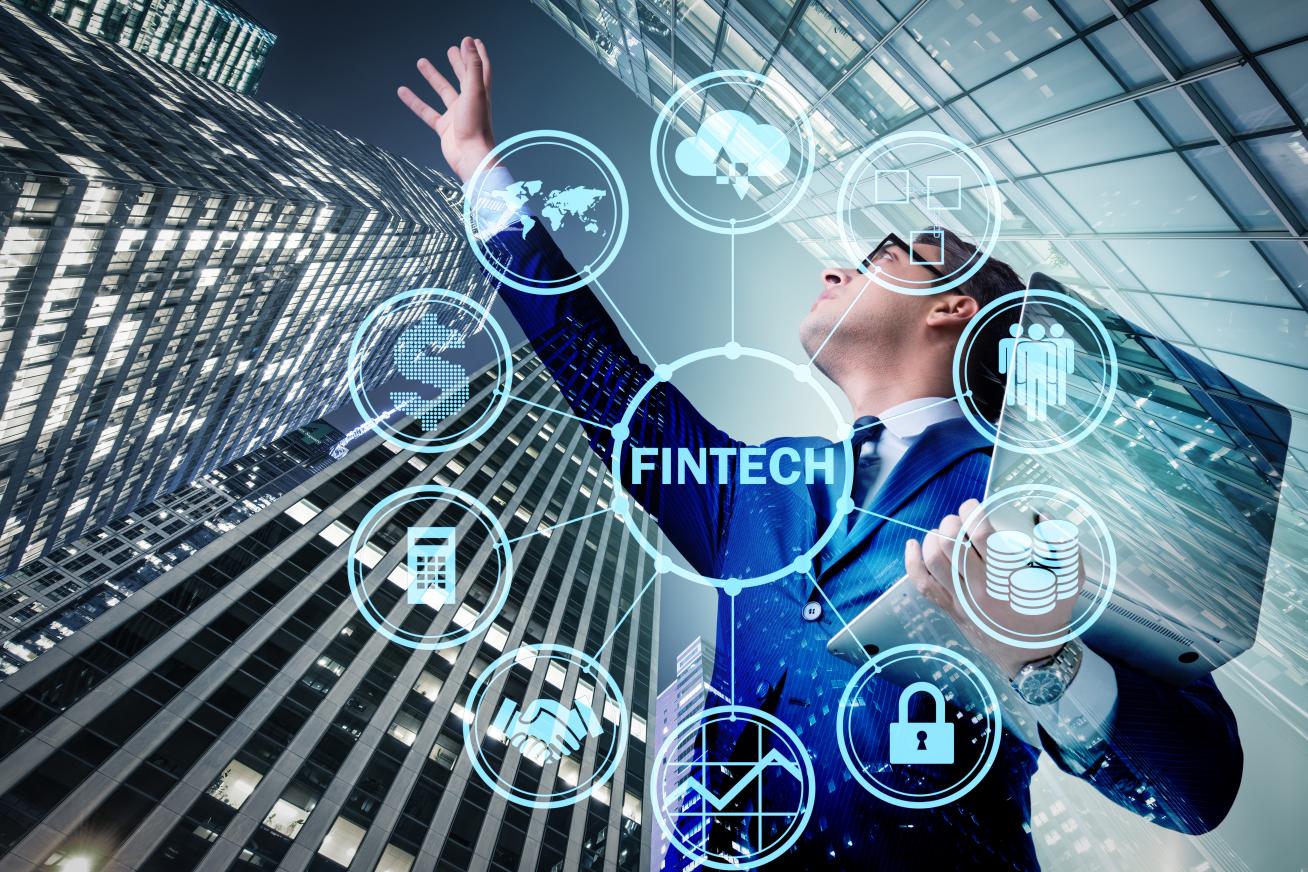 Hombre de negocios en un entorno urbano con gráficos digitales relacionados con fintech y tecnología financiera.